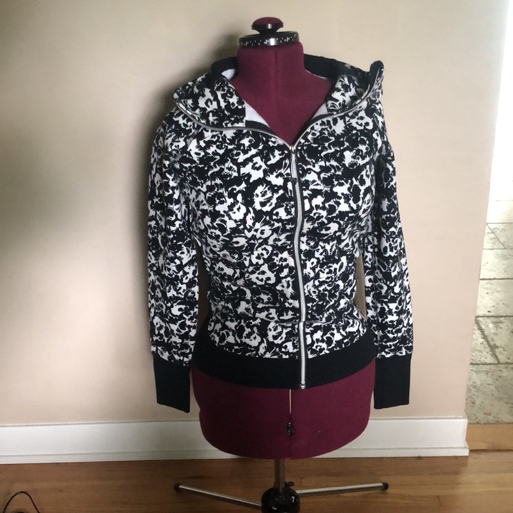 Lululemon zip up like new!